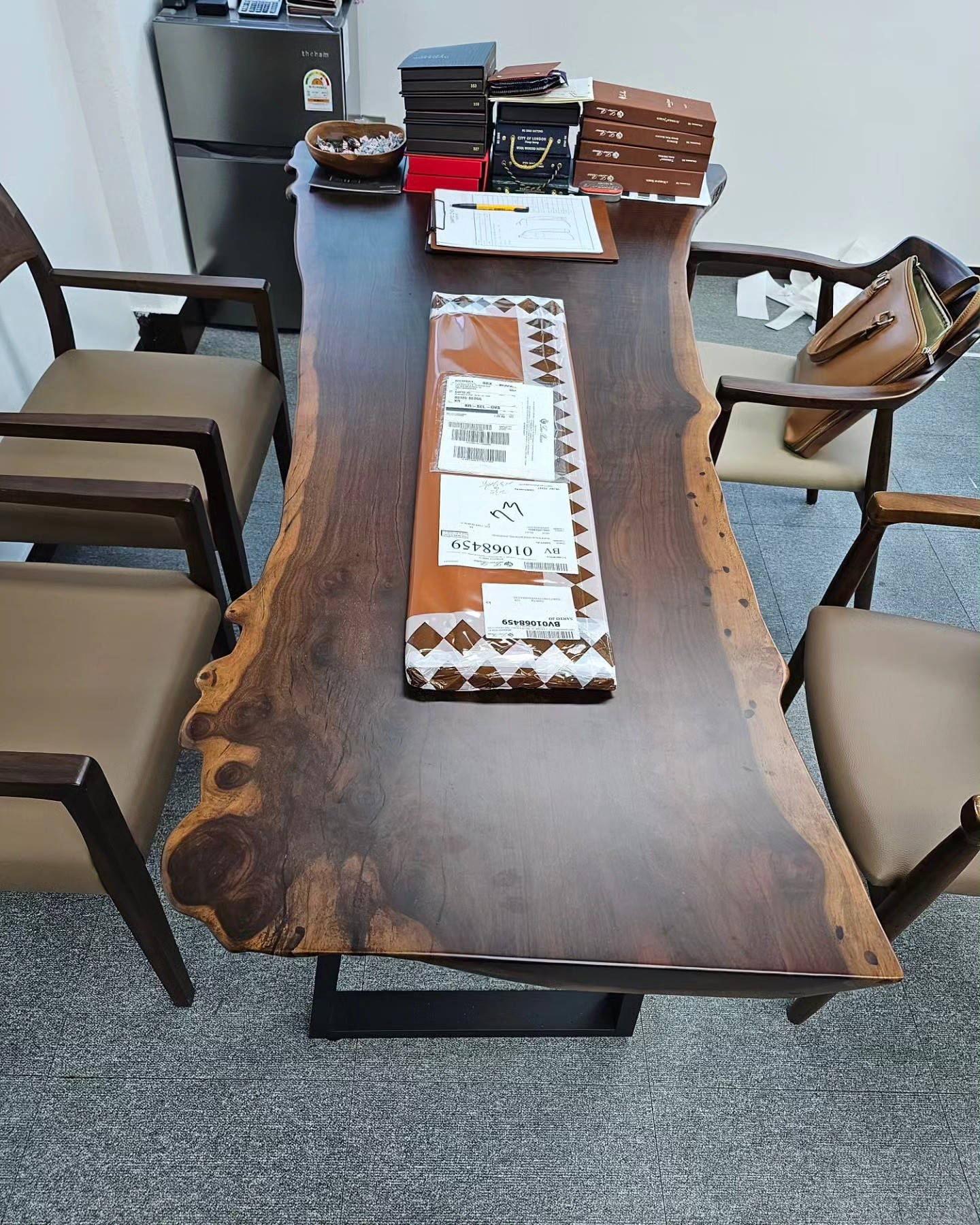 Atelier consultation table with tailoring materials